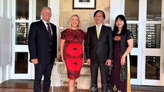 Đại sứ Nguyễn Tất Thành và phu nhân chụp ảnh cùng Thống đốc Bắc Australia Vicki O’Hallorand và phu quân. Ảnh: TTXVN phát