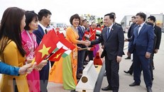 Kiều bào tại Hungary đón Chủ tịch Quốc hội Vương Đình Huệ và Đoàn đại biểu cấp cao Quốc hội Việt Nam tại sân bay quốc tế Budapest Liszt Ferenc, thủ đô Budapest. (Ảnh: Doãn Tấn/TTXVN)