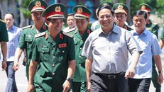 Thủ tướng Chính phủ Phạm Minh Chính và đoàn công tác tới thăm, làm việc với Bộ Tư lệnh Quân khu 4. Ảnh: VGP/Nhật Bắc