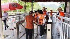 Du khách tham quan tại Khu du lịch sinh thái Thung Nham (Hoa Lư, Ninh Bình). (Ảnh: Đức Phương/TTXVN)