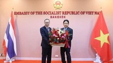 Đại sứ Lào tại Thái Lan Khamphan Anlavan trao lẵng hoa chúc mừng Quốc khánh Việt Nam. (Nguồn: nhandan.vn)