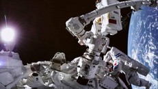 Các phi hành gia Trung Quốc đi bộ ngoài không gian từ trạm vũ trụ mới