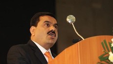 Chủ tịch tập đoàn Adani, ông Gautam Adani, phát biểu tại Hội nghị thượng đỉnh toàn cầu Vibrant Gujarat lần thứ 5 ở Gandhinagar (Ấn Độ), ngày 13/1/2010. (Ảnh: AFP/ TTXVN)