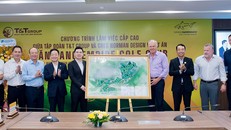 “Cá mập trắng vĩ đại” Greg Norman ký và bàn giao bản vẽ thiết kế hoàn chỉnh dự án Văn Lang Empire Golf Club cho lãnh đạo Tập đoàn T&T Group