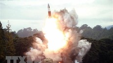 Một vụ phóng thử tên lửa đạn đạo tầm ngắn tại địa điểm bí mật của Triều Tiên. (Ảnh: AFP/TTXVN)
