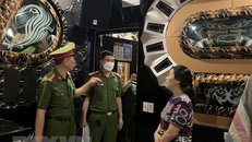 Lực lượng chức năng tiến hành kiểm tra cơ sở karaoke tại địa bàn phường Phúc Tân (Hoàn Kiếm). (Ảnh TTXVN phát)