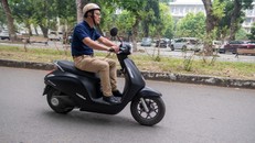 “Với khoảng 20 triệu đồng, tôi chỉ có thể mua cho con gái một chiếc xe tay ga đã qua sử dụng”, anh Hoàng thừa nhận.