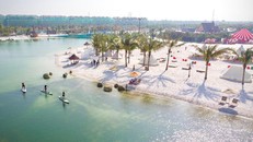 Cư dân Vinhomes Ocean Park 2 – The Empire thích thú khi được trải nghiệm cắm trại trên bờ cát trắng và chèo SUP tại hồ nước mặn lớn nhất châu Á Laguna nằm trong Tổ hợp công viên Royal Wave Park.