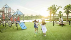 Không gian sống ngập tràn ánh nắng với cây xanh và gió trời giúp phát triển tối ưu sức khỏe thể chất và tinh thần trẻ.