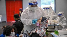 Giới chức y tế Malaysia hối thúc chính phủ tăng cường kiểm soát dịch COVID-19