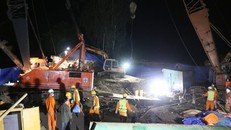 Hiện trường cứu hộ tại công trình cầu Rọc Sen lúc rạng sáng ngày 20/1/2023. (Ảnh: Nhựt An/TTXVN)