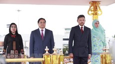 Thái tử kế vị Brunei Al-Muhtadee Billah và Phu nhân đón Thủ tướng Phạm Minh Chính và Phu nhân tại Sân bay quốc tế Brunei. (Ảnh: Dương Giang/TTXVN)