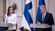 Tổng thống Phần Lan Sauli Niinisto (phải) và Thủ tướng Sanna Marin trong cuộc họp báo tại Helsinki, công bố quyết định chính thức bắt đầu tiến trình xin gia nhập NATO của nước này, ngày 15/5/2022. Ảnh: AFP/TTXVN