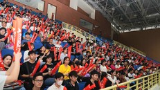 Những khán đài đầy ắp cổ động viên đã nói lên sự hấp dẫn của mùa giải năm nay 