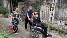 Anh Nguyễn Tiến Huân hỗ trợ gia đình đưa bệnh nhân lên viện chạy thận. Ảnh: Hồng Phương