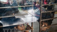 Người dân sơ tán tránh bão Mocha tại Shahpori, ngoại ô Teknaf, Bangladesh. (Ảnh: AFP/TTXVN)