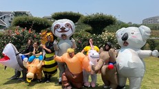 Dàn khách mời khi tham gia thử thách tại thung lũng hoa hồng lớn nhất Việt Nam.