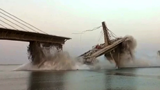 Cầu đang thi công đổ sập trước mắt người dân Ấn Độ