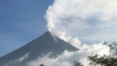 Philippines cảnh báo nguy cơ về sức khỏe do tro bụi và khí độc từ núi lửa Mayon