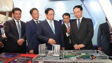 Ông Bùi Hải Hưng – Tổng Giám Đốc của VinAI tiếp đón và giới thiệu các giải pháp AI tại triển lãm tới các vị lãnh đạo