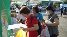 Người dân tham gia hoạt động để rác nhựa vào máy.