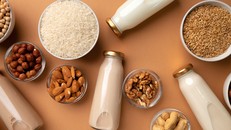 Các loại hạt chứa nhiều chất béo tốt, vitamin E, A và đạm thực vật dồi dào.