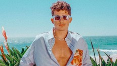 Charlie Puth thường xuyên đăng tải hình ảnh trong những chuyến du lịch tới các vùng biển trên khắp thế giới để lấy cảm xúc sáng tác.