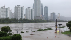 Bão Khanun đổ bộ vào Hàn Quốc sau khi quét qua Nhật Bản