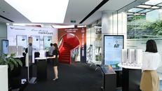 Triển lãm “Dòng thời gian” của Văn Phú - Invest thu hút nhiều khách tham quan.