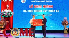 Đại diện TNG Holdings Vietnam trao 15 suất học bổng cho đại diện nhà trường tại Lễ Khai giảng.
