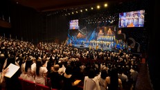 Hơn 3500 người đã tham gia hòa giọng trong tiết mục hợp xướng “Gần nhau cùng ước mơ”, tạo nên một giây phút thiêng liêng và đặc biệt xúc động trong chương trình.