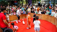 Bịt mắt bắt vịt, trò chơi dân gian được tái hiện trong khuôn viên TNR Goldmark City vừa mang lại sự hào hứng cho con trẻ vừa gợi nhớ ký ức tuổi thơ đẹp đẽ trong lòng nhiều người. Ảnh: TNPM