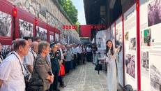 Triển lãm 'Sông Hồng cuộn sóng' tái hiện những ngày hào hùng của Thủ đô