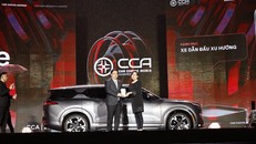 Trong đêm Gala, ông Trần Duy Đông, Thứ trưởng Bộ Kế hoạch và Đầu tư đã trao cúp và bằng khen cho bà Hồ Thanh Hương - Tổng Giám đốc VinFast thị trường Việt Nam.