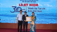 Ban Tuyên giáo Trung ương tặng Bằng khen cho Tạp chí Biển Việt Nam.