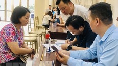 Làm thủ tục trao kinh phí hỗ trợ đợt 2 cho các nạn nhân của vụ cháy. (Ảnh: Tuyết Mai/TTXVN)