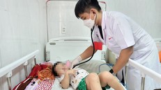 Cần đưa trẻ đến ngay cơ sở y tế để được chuẩn đoán và điều trị kịp thời. (Ảnh minh họa)