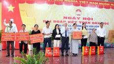 Chủ tịch Ủy ban Trung ương MTTQ Việt Nam Đỗ Văn Chiến trao nhà Đại Đoàn kết, tặng quà cho hộ gia đình chính sách tiêu biểu và Ban công tác Mặt trận khu vực 12. 