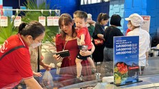 Khách hàng mua sắm tại WinMart trong tháng sinh nhật.