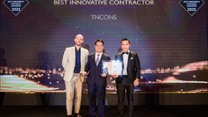 Ông Mai Xuân Diệu, Tổng Giám đốc TNCons Vietnam nhận chứng nhận giải thưởng từ đại diện BTC Dot Property Vietnam Awards 2023