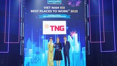 Bà Cao Thị Vân Anh, Giám đốc nhân sự TNG Holdings Vietnam lên nhận giải thưởng “Nơi làm việc tốt nhất Việt Nam 2023”