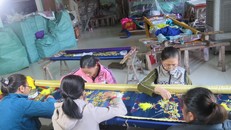 Người dân Đông Cứu miệt mài thêu thùa