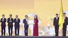 Bà Võ Thị Ánh Xuân, Uỷ viên Ban Chấp hành Trung ương Đảng, Phó Chủ tịch nước CHXHCN Việt Nam thay mặt lãnh đạo Đảng, Nhà nước trao tặng Huân chương lao động hạng Nhất cho Tập đoàn T&T Group.