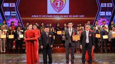 Đại diện Công ty Cổ phần Dịch vụ Bảo vệ Nhất Việt nhận cúp và bằng chứng nhận từ ban tổ chức.