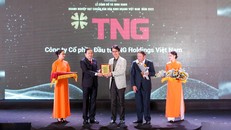 Đại diện TNG Holdings Vietnam nhận bằng khen từ ban tổ chức. 