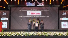 Đại diện TNCons Vietnam nhận bằng chứng nhận từ Ban tổ chức.