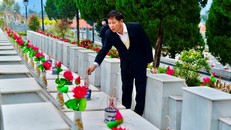 Ông Bùi Thanh Hà – Phó Chủ tịch HĐQT dâng hương cho các liệt sỹ tại Vị Xuyên.
