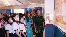 Học sinh Thành phố Hồ Chí Minh tham quan khu vực trưng bày hình ảnh, hiện vật "Cuộc chiến thời bình". Ảnh: Xuân Khu-TTXVN