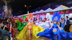 Đoàn biểu diễn carnival trình diễn dọc tuyến phố 3/2 trong tiếng vỗ tay của người dân tại Lễ hội đón Giáng sinh năm 2022