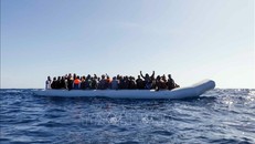 Ít nhất 61 người di cư mất tích ​​ngoài khơi Libya
